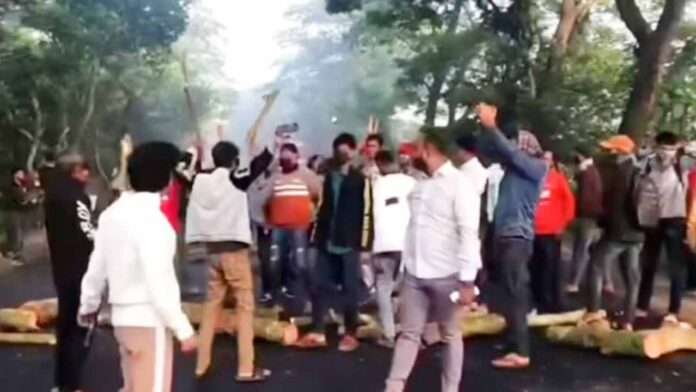 অবরোধ কর্মসূচির দৃশ্য ভিডিও করে সামাজিক যোগাযোগ মাধ্যম ফেসবুকে ছড়িয়ে দেয় ছাত্রলীগের নেতা-কর্মীরা। তেমন একটি ভিডিও থেকে নেওয়া ছবি