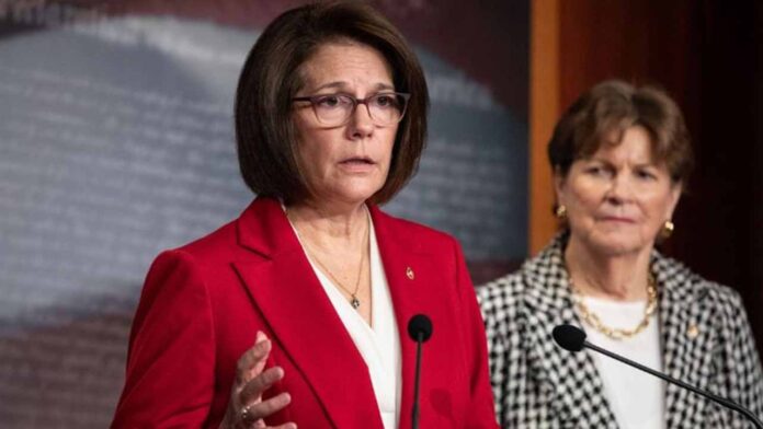 iukren সিনেটে হওয়া ভোটাভুটি নিয়ে সাংবাদিকদের ব্রিফ করেন সিনেটর ক্যাথরিন কর্টেজ মাস্তো। রোববার ওয়াশিংটন ডিসিতে। ছবি: এএফপি