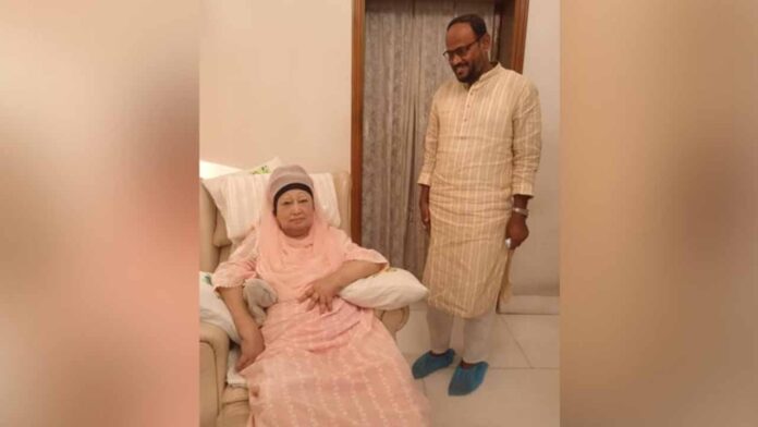 khaleda-zia ফিরোজায় বিএনপি চেয়ারপারসন বেগম খালেদা জিয়াকে আমন্ত্রণপত্র পৌঁছে দেন সুলতান সালাহউদ্দিন টুকু