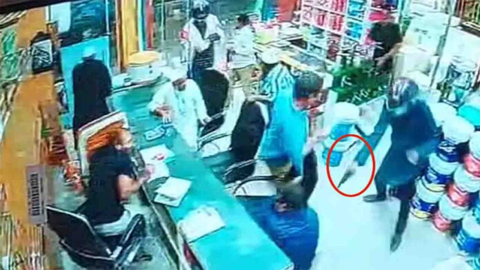 দুর্বৃত্তরা গোলাম কিবরিয়াকে ৯ থেকে ১০টি গুলি করেছবি: দোকানের সিসিটিভি ক্যামেরার ফুটেজ থেকে