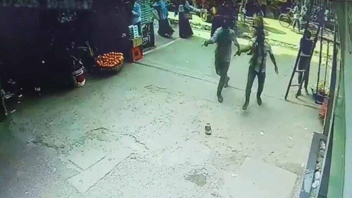 আজ সকাল ১১টার দিকে গুলি করতে করতে সামনে এগিয়ে আসে দুই দুর্বৃত্ত। ছবি: সিসিটিভির ফুটেজ থেকে নেওয়া