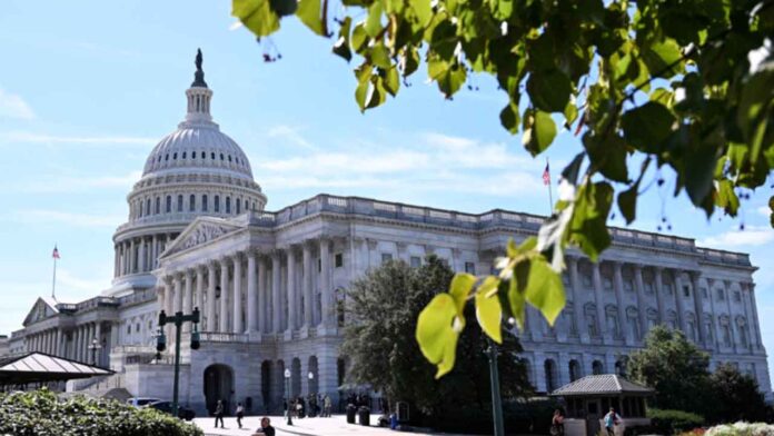 ওয়াশিংটন ডিসিতে মার্কিন সরকারের অচলাবস্থার দিনে ক্যাপিটল হিলের চিত্র ওয়াশিংটন ডিসিতে মার্কিন সরকারের অচলাবস্থার দিনে ক্যাপিটল হিলের চিত্র। ছবি : এএফপি