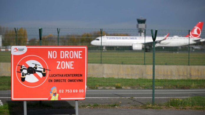 ৫ নভেম্বর ব্রাসেলসের জাভেনটেম বিমানবন্দরে একটি বিমান অবতরণ করার সময় ‘ড্রোন নো জোন’ লেখা একটি সাইনবোর্ড দেখানো হয়েছে। ছবি: এএফপি