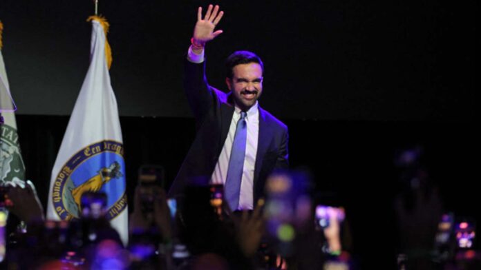 ৪ নভেম্বর নিউইয়র্কের ব্রুকলিনে নির্বাচনী রাতের অনুষ্ঠানে নিউইয়র্ক সিটির মেয়র প্রার্থী জোহরান মামদানি উদযাপন করছেন। ছবি: এএফপি