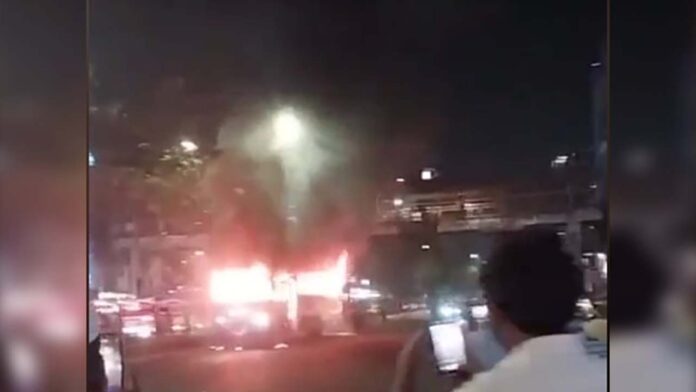 রাজধানীতে বাসে আগুন। ছবি: সংগৃহীত